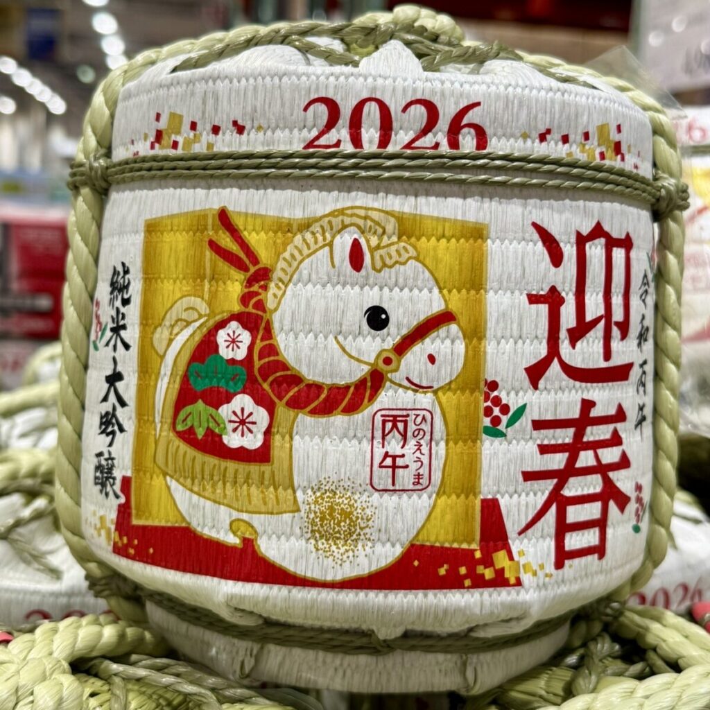 2026年の樽酒がコストコ店内に陳列され、商品をアップで撮った画像
