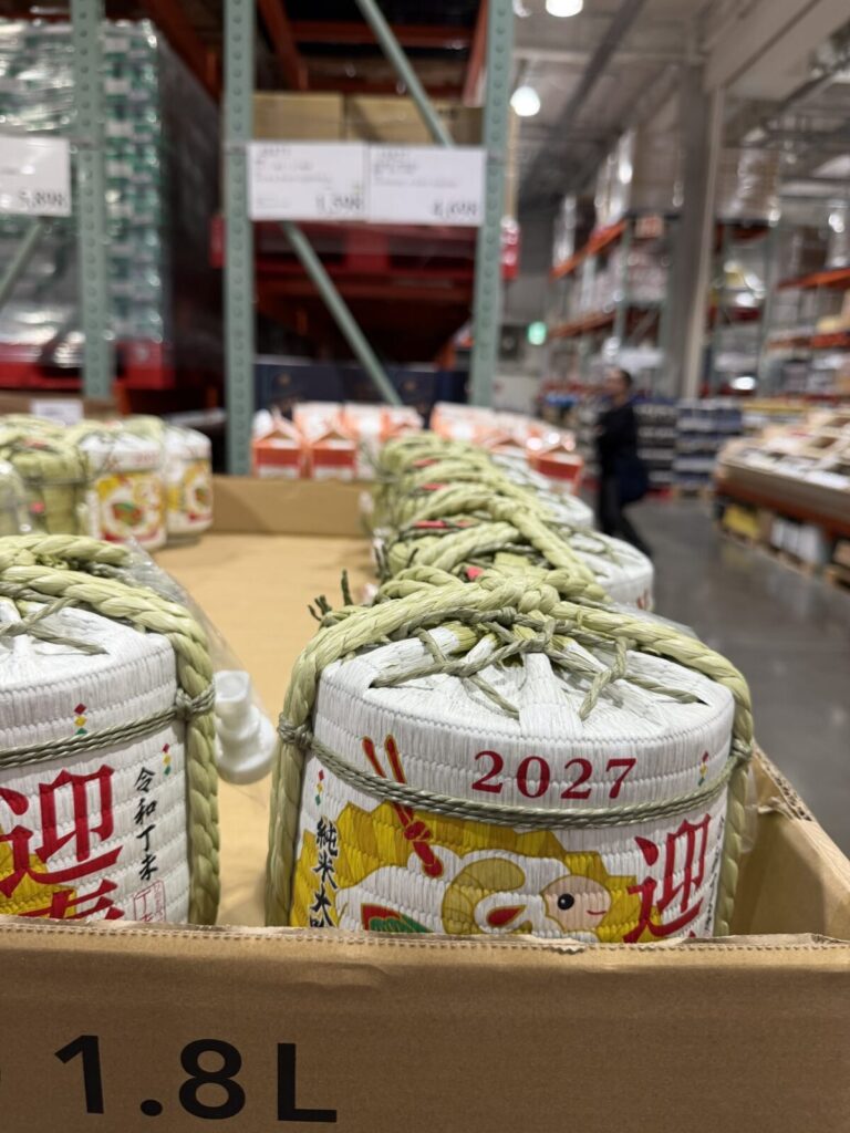2027年迎春の樽酒がコストコ店内に陳列されている画像