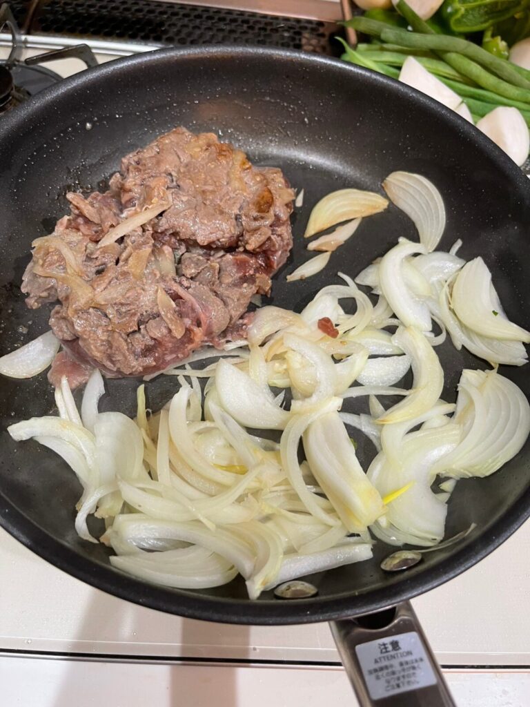 解凍してすぐお肉を焼いている写真