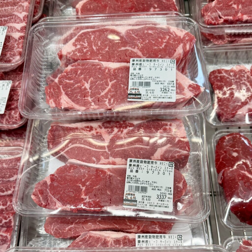 サーロインステーキがコストコ店内に陳列されている画像