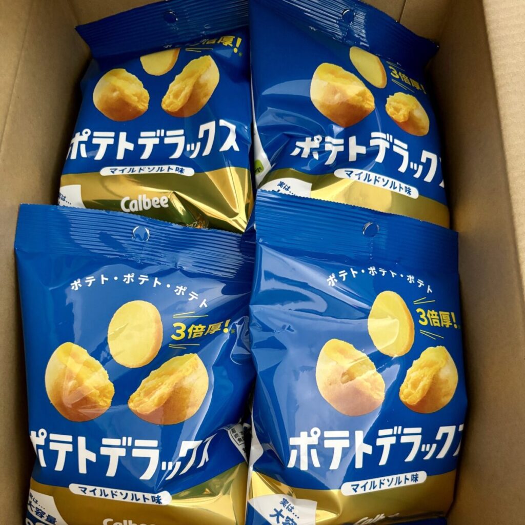 カルビーポテトデラックスマイルドソルト味を開封したところを撮った画像