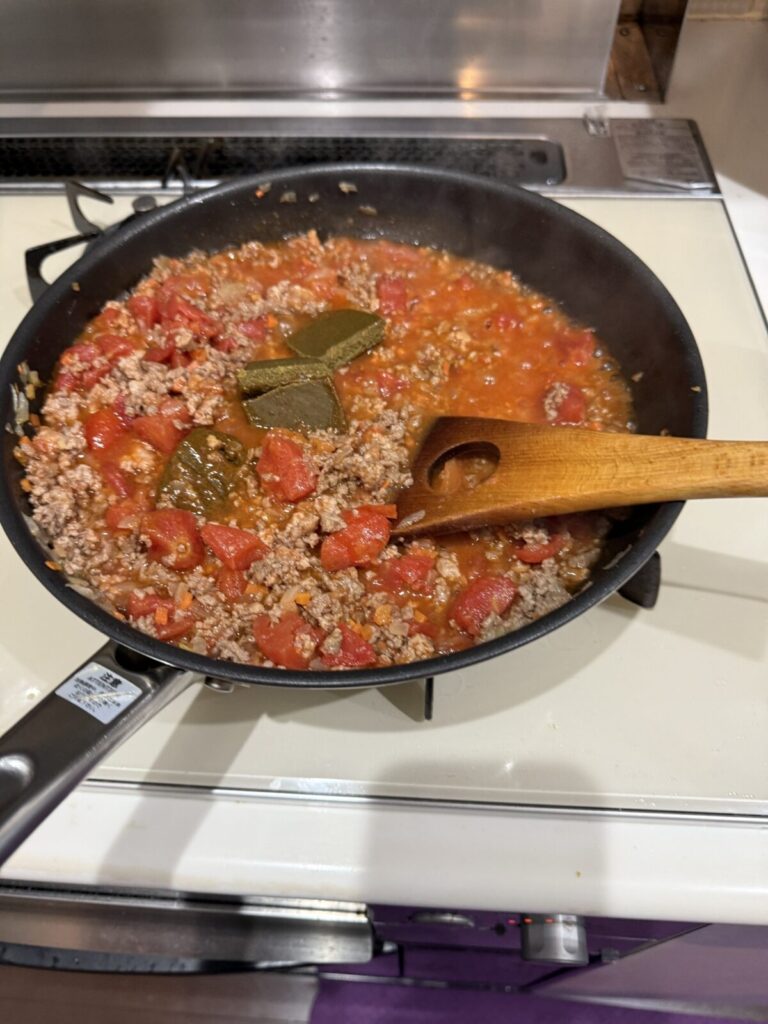 コストコのトマト缶でカレーを作っているときの画像