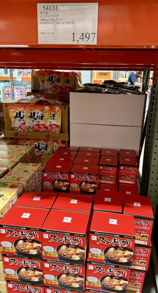 スンドゥブチゲの素がコストコ店内に陳列されている画像