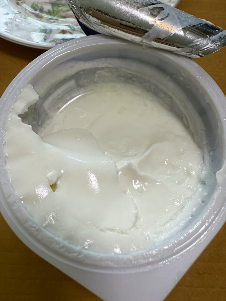 コストコのオイコスブルーベリーのふたを取った画像