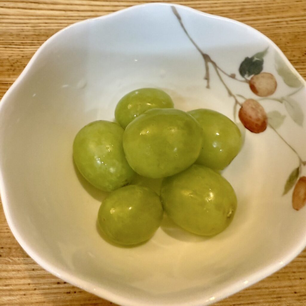 コストコのグリーンシードレスグレープを皿に盛ったところを撮った画像