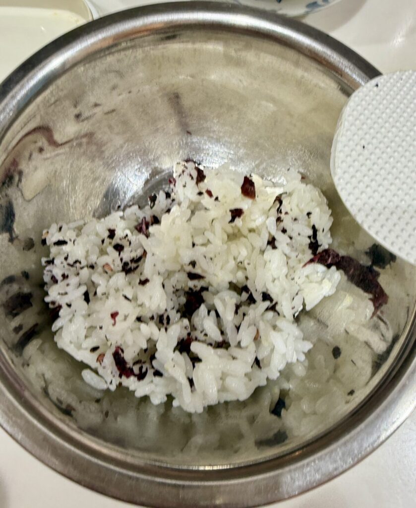 大森屋のカリカリ梅赤しそをごはんと混ぜている画像