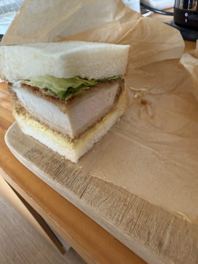 ロースかつサンドを半分に切って撮った画像