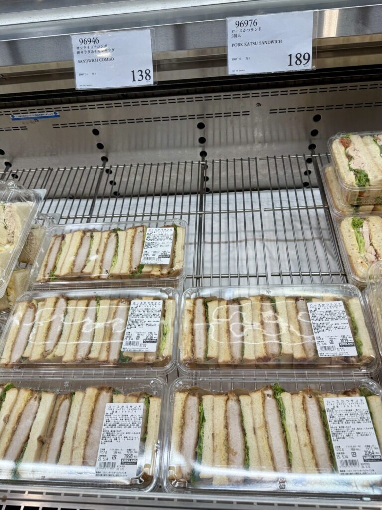 ロースかつサンドがコストコ店内に陳列されている画像