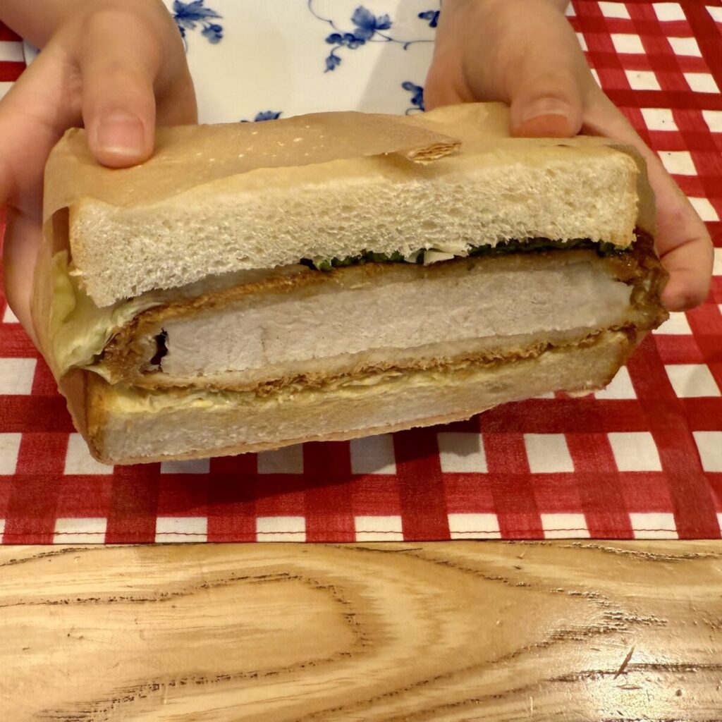 ロースかつサンドを子供が持った所を撮った画像
