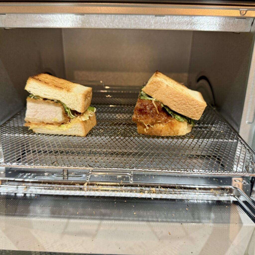ロースかつサンドを半分に切ってオーブントースターで焼いたところを撮った画像2