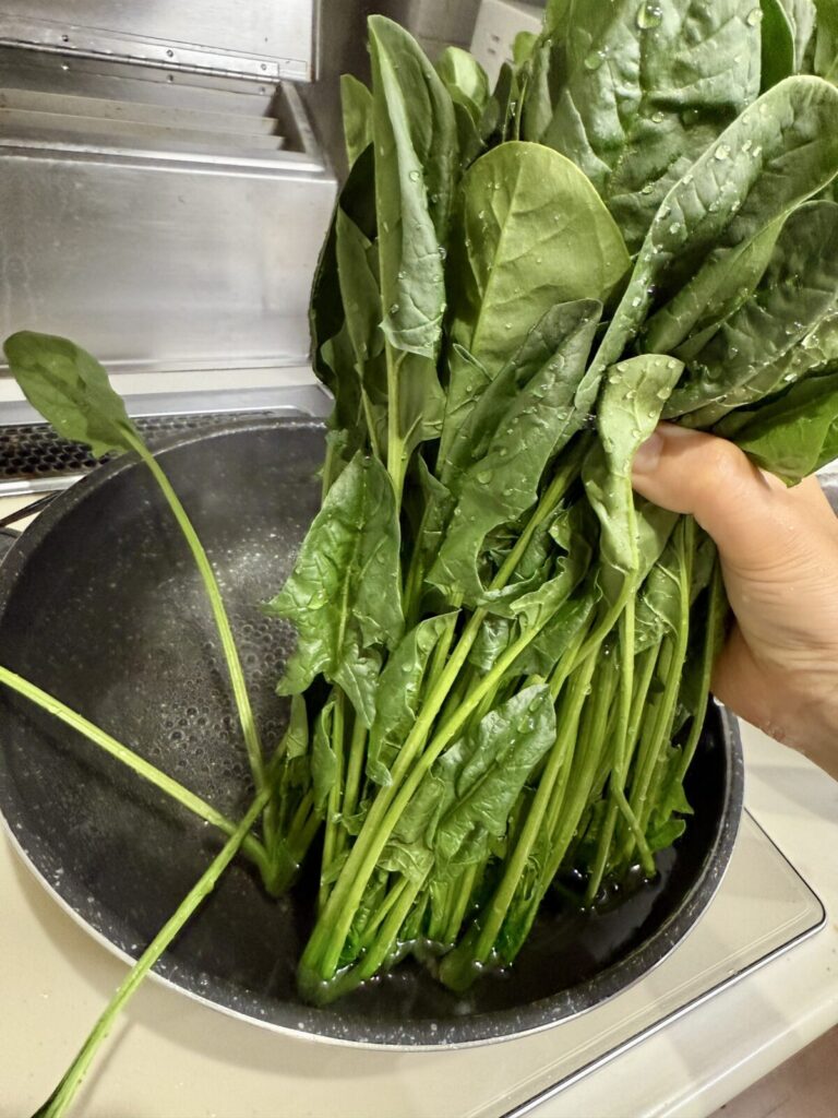 コストコの有機ほうれん草を茎から茹で始めたところを撮った画像