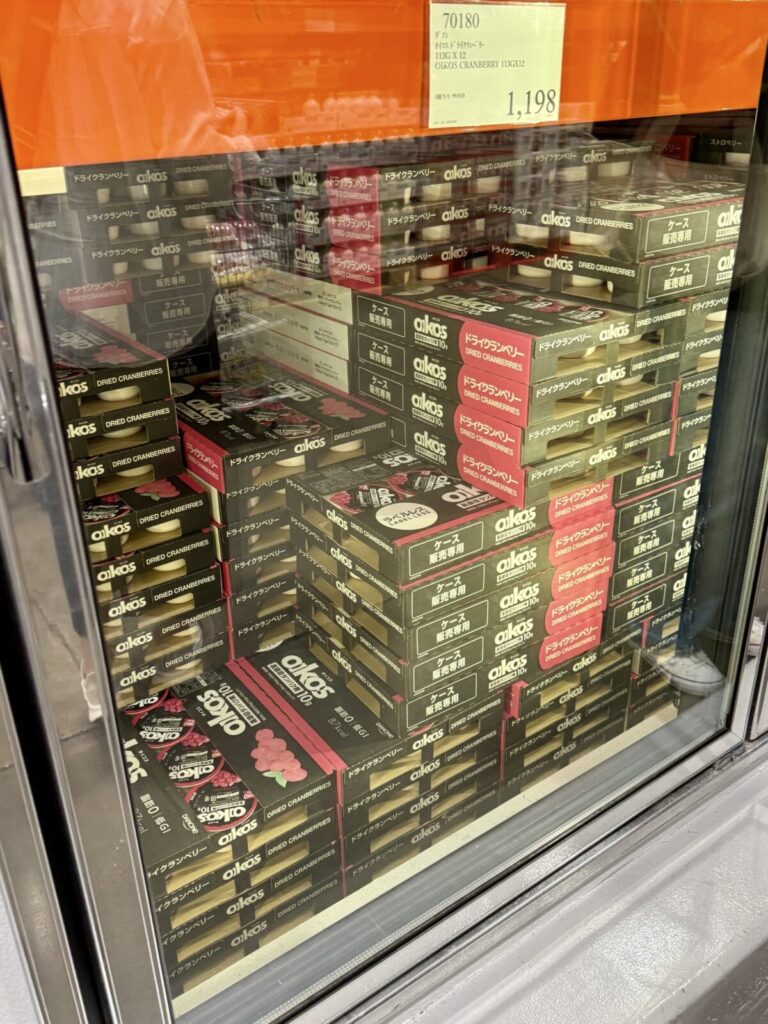 オイコスドライクランベリーがコストコ店内に陳列されている画像