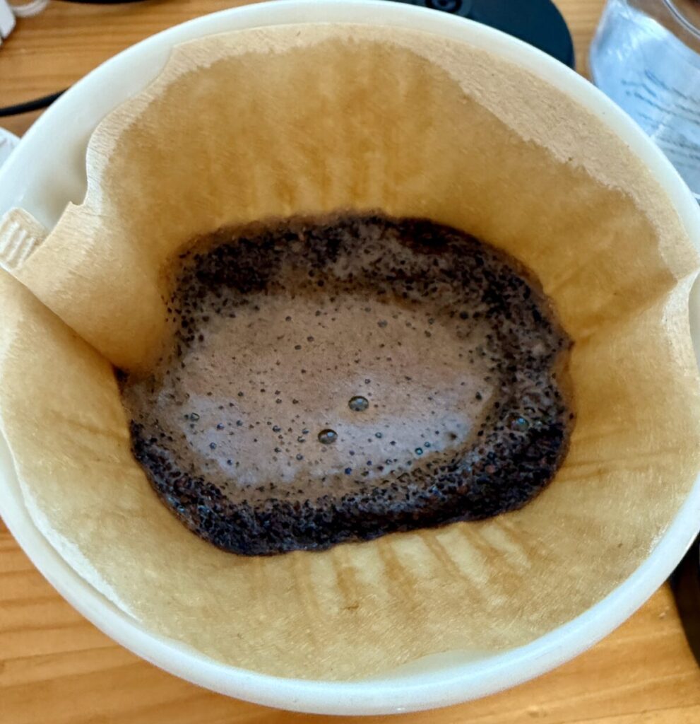 ペーパーフィルターでコーヒーを淹れているところを撮った画像
