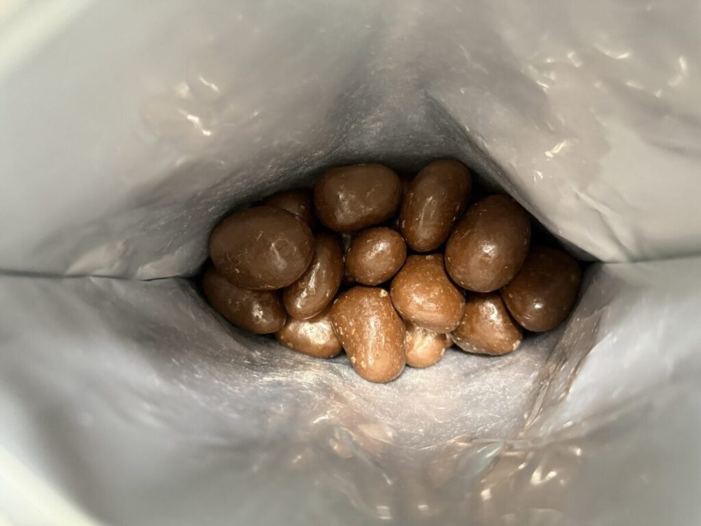 チョコがけパイナップルを開封したところを撮った画像