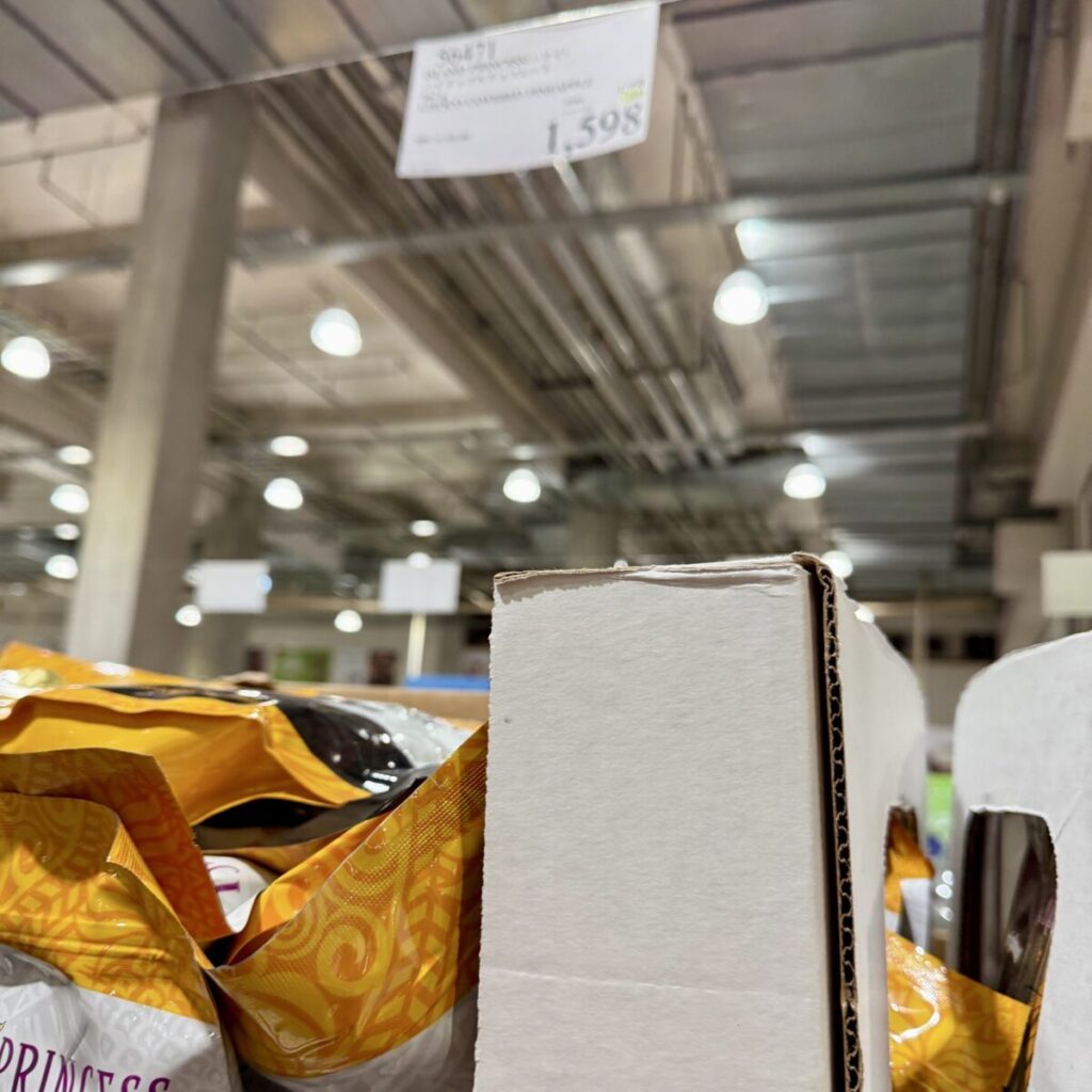 チョコがけパイナップルがコストコ店内に陳列されている画像