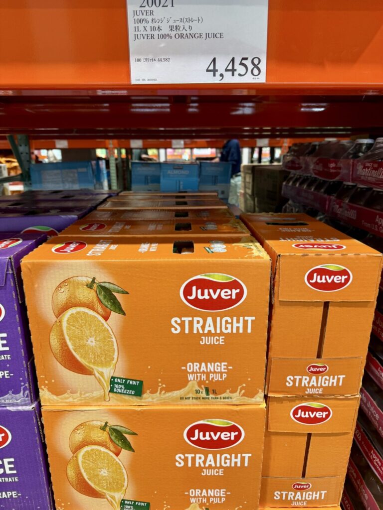 ジュベル100%オレンジジュースがコストコ店内に陳列されている画像