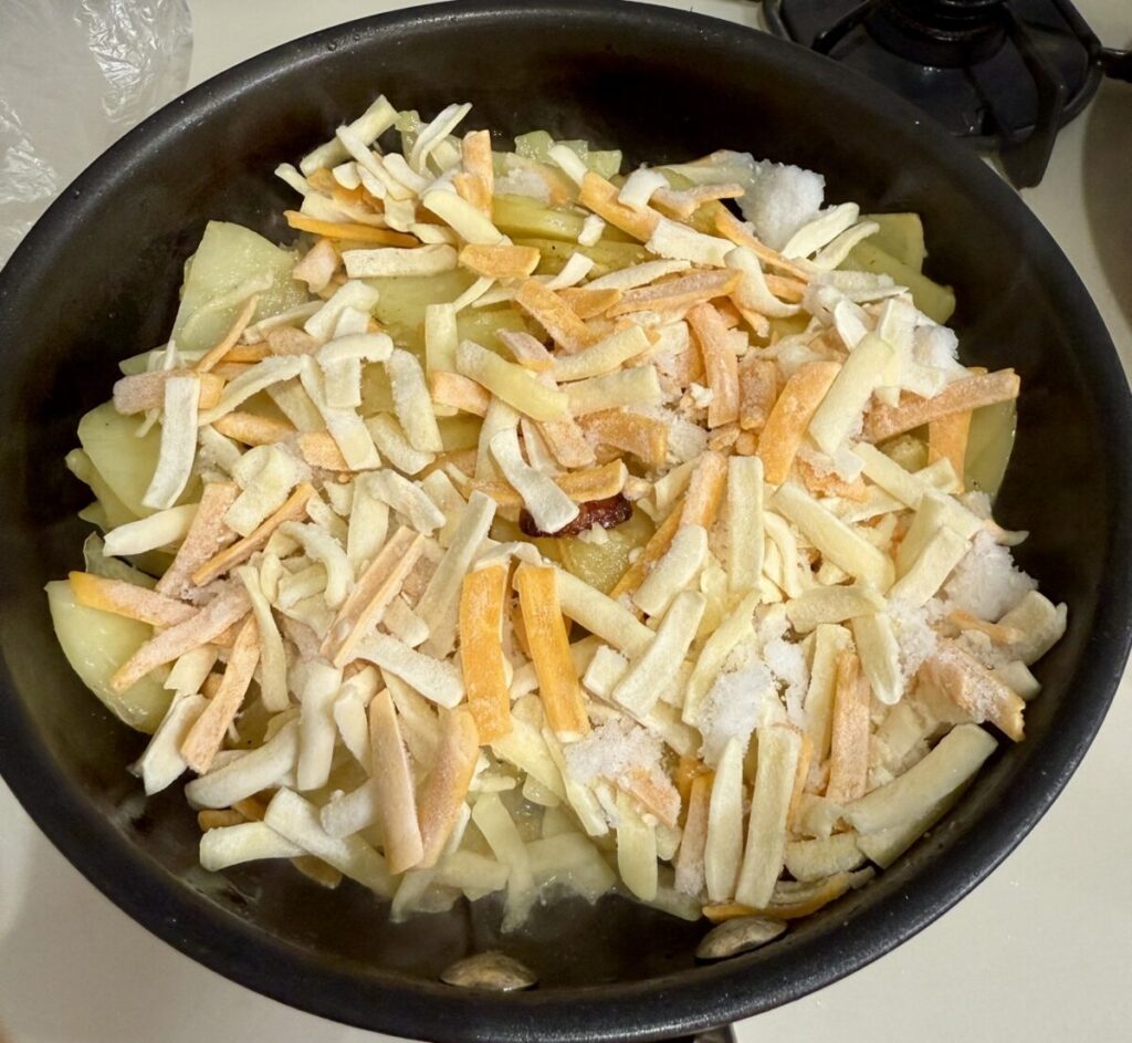 スパムレスソルトを使ってスパニッシュオムレツを作っている画像