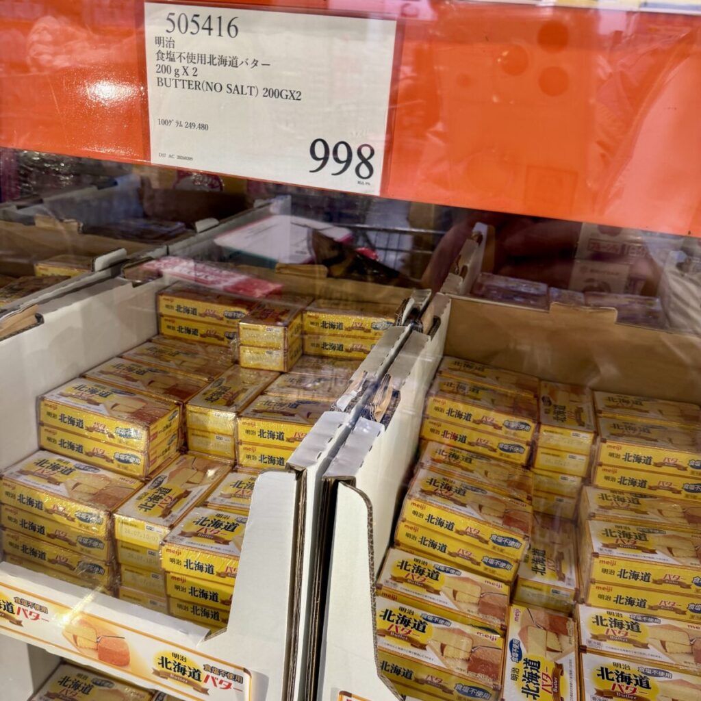 コストコで販売されている明治北海道無塩バターが陳列されているところを撮った画像