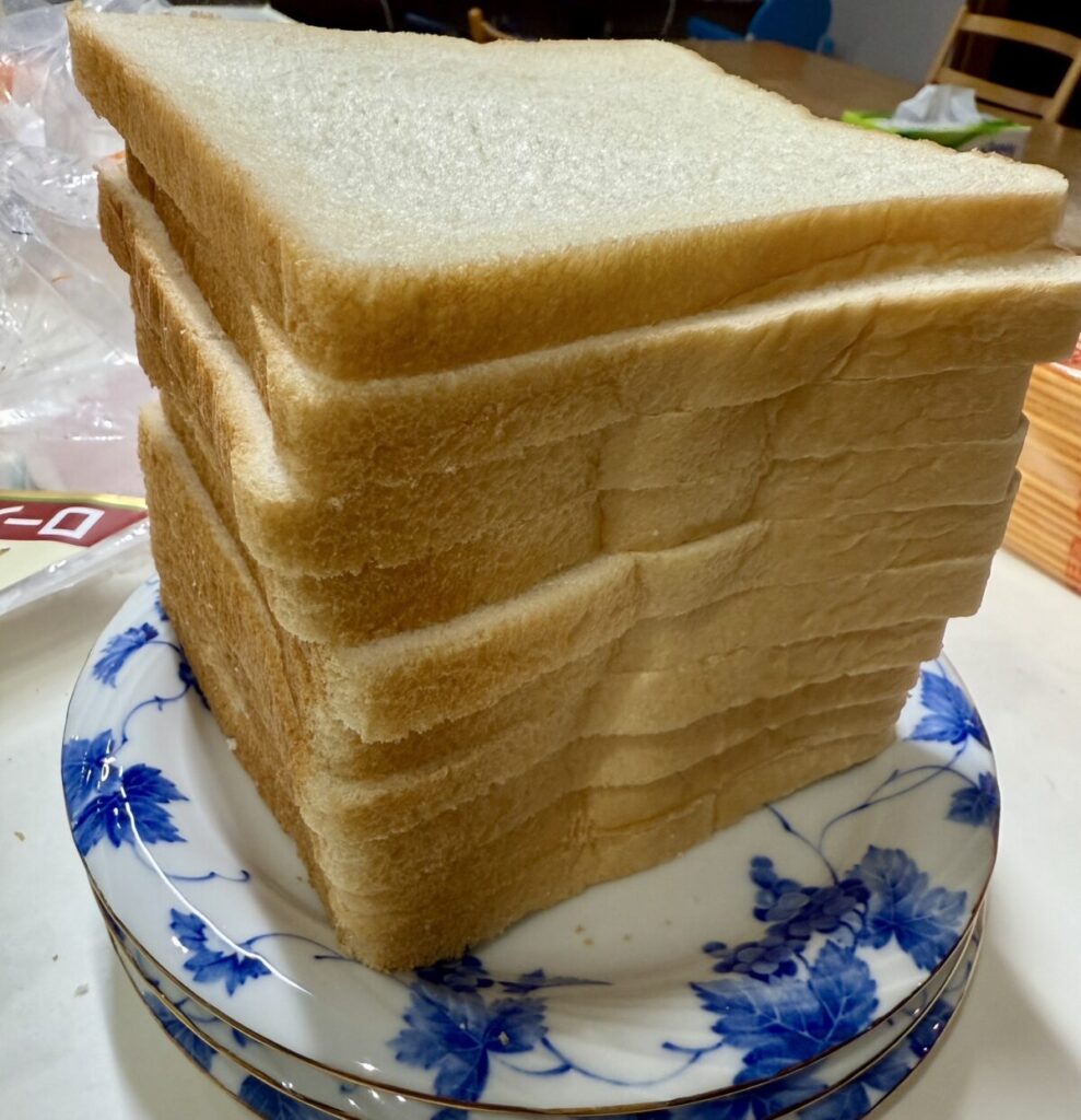 コストコのもちふわ食パンをサンドイッチ用にスライスしたときの画像