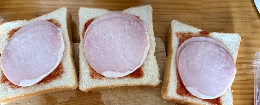 ふわもち食パンにケチャップとハムをのせたところを撮った画像