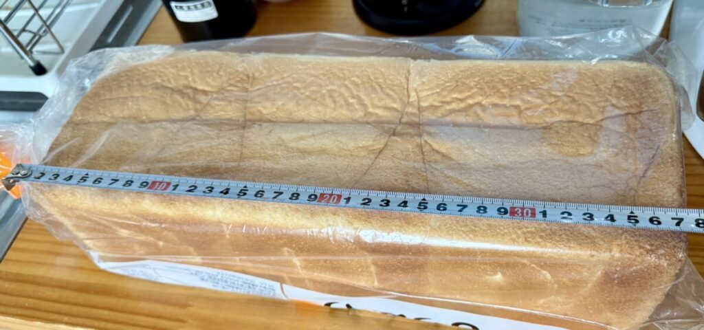 コストコのもちふわ食パンの長さを測ったときの画像