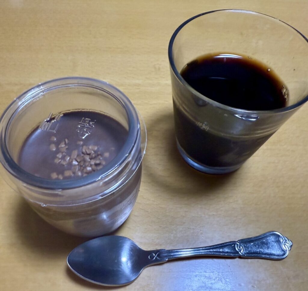 ベルギーチョコレートムースをアイスコーヒーと一緒にいただいている画像
