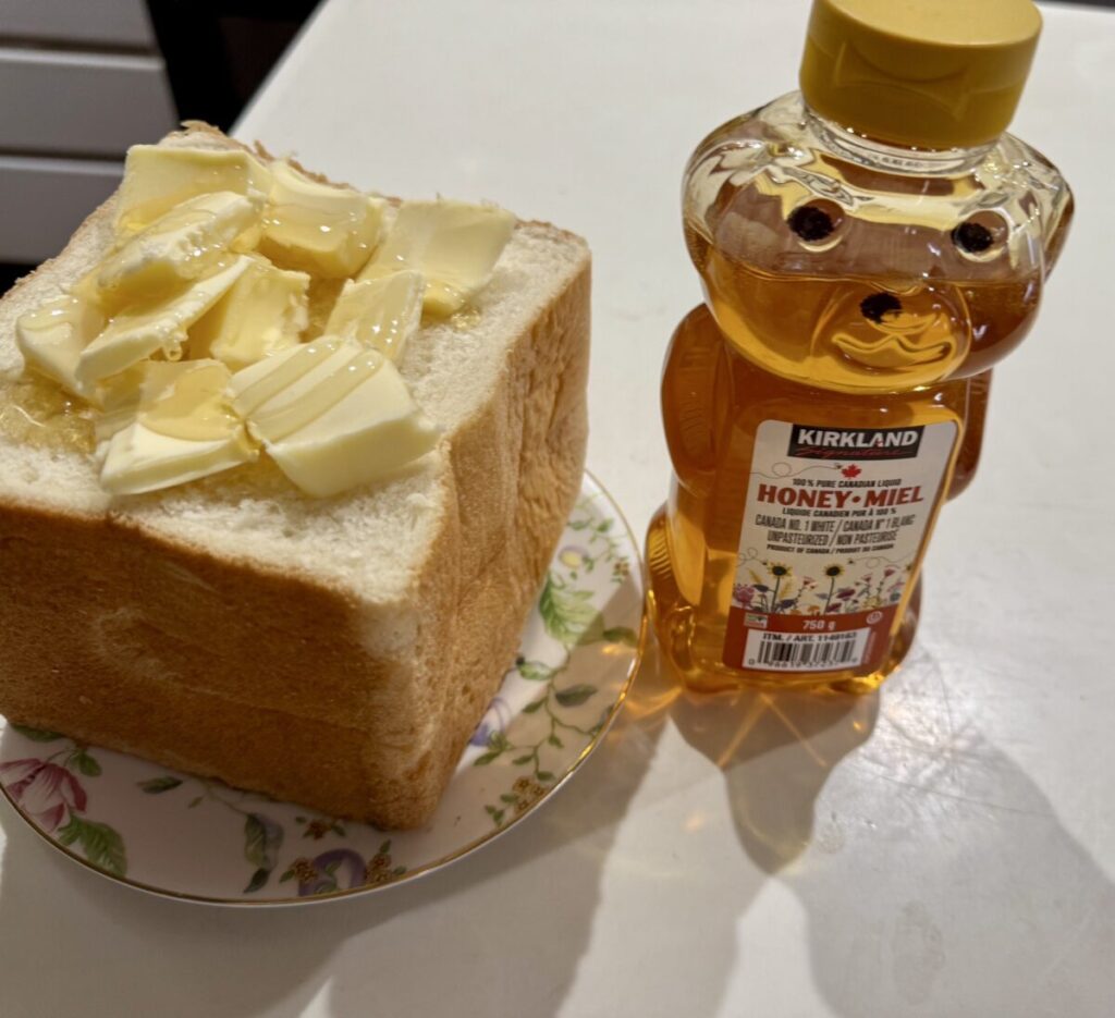 明治の無塩バターをパンにのせた画像