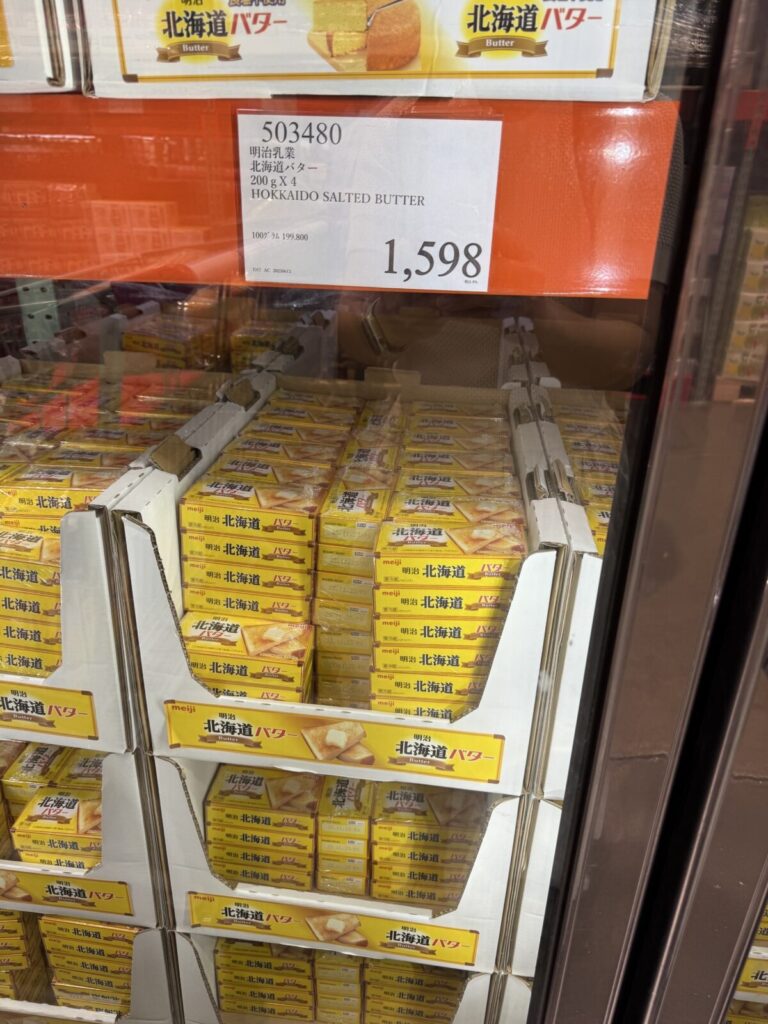 明治の有塩バターがコストコ店内に陳列されている画像