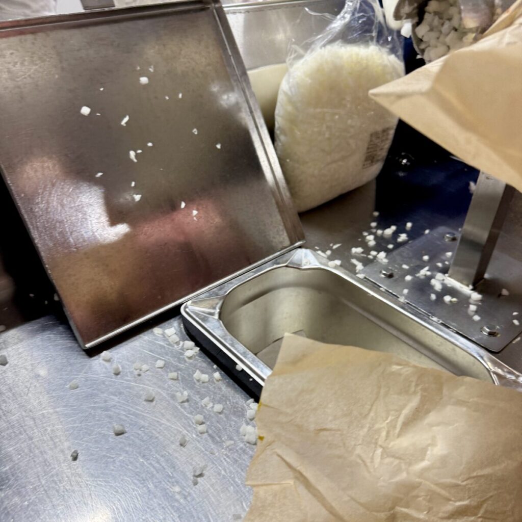 コストコのホットドッグのオニオンが補充されているところを撮った画像