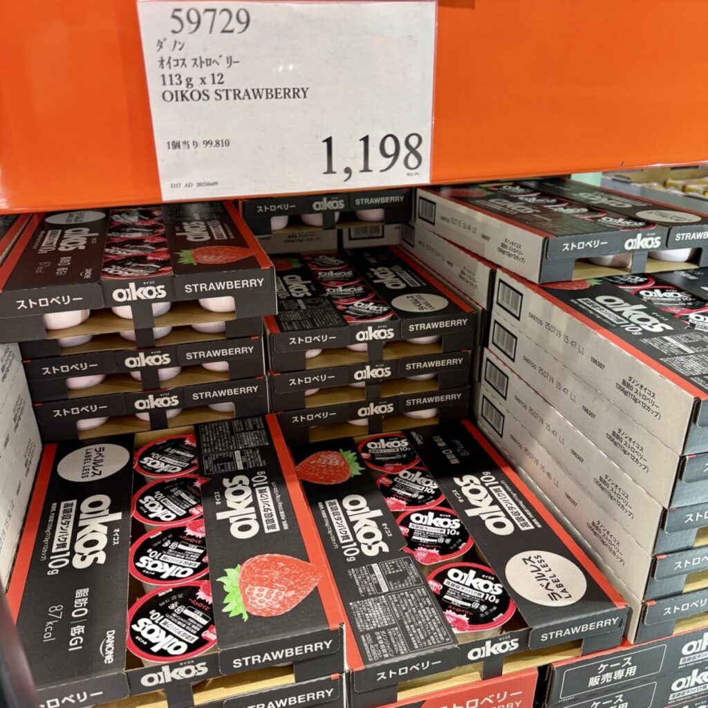 オイコスストロベリーがコストコ店内に陳列されている画像