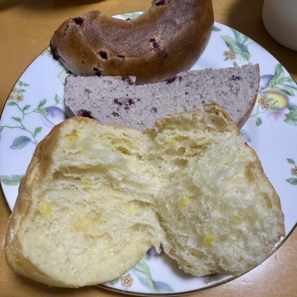 コーンブレッドロールを半分に割ったところを撮った画像