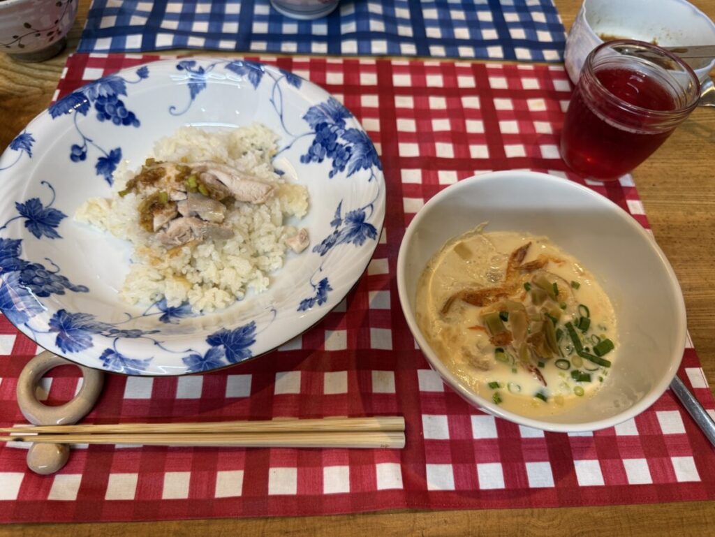 左がチキンライス右がシェントウジャン