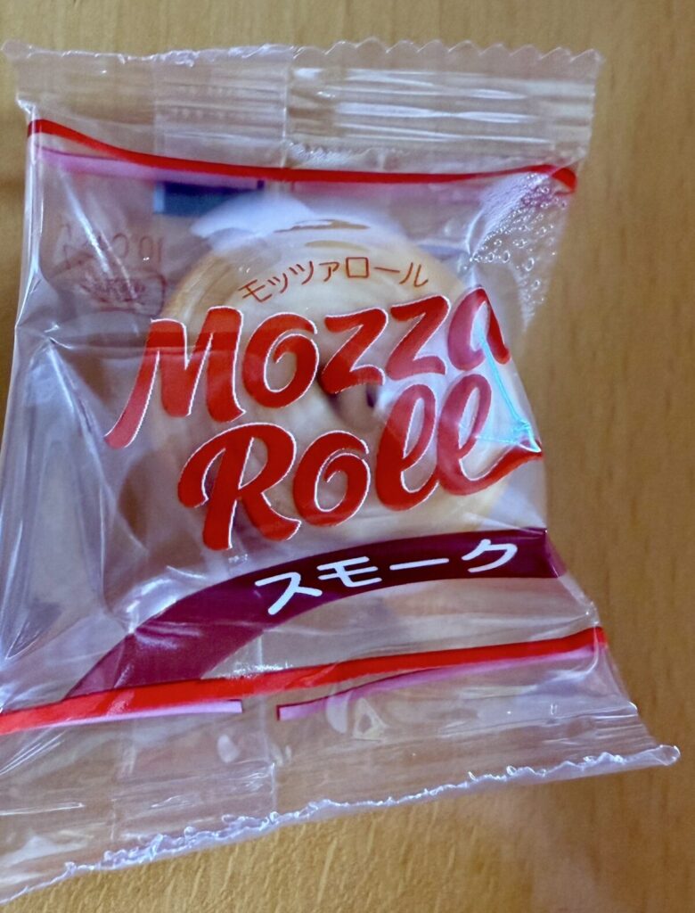 モッツァロールを1個取り出してパッケージ前面から撮った画像