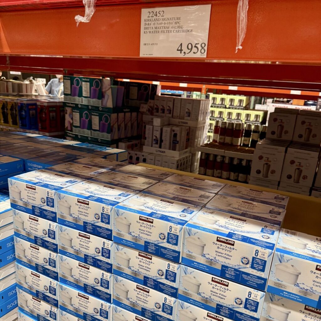 カークランドシグネチャーの浄水器詰替え用がコストコ店内に陳列されている画像