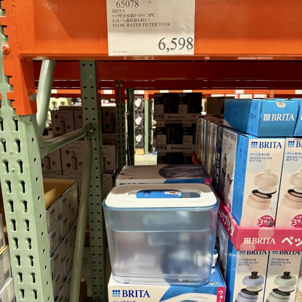 ブリタの本体と詰替え用がコストコ店内に陳列されている画像