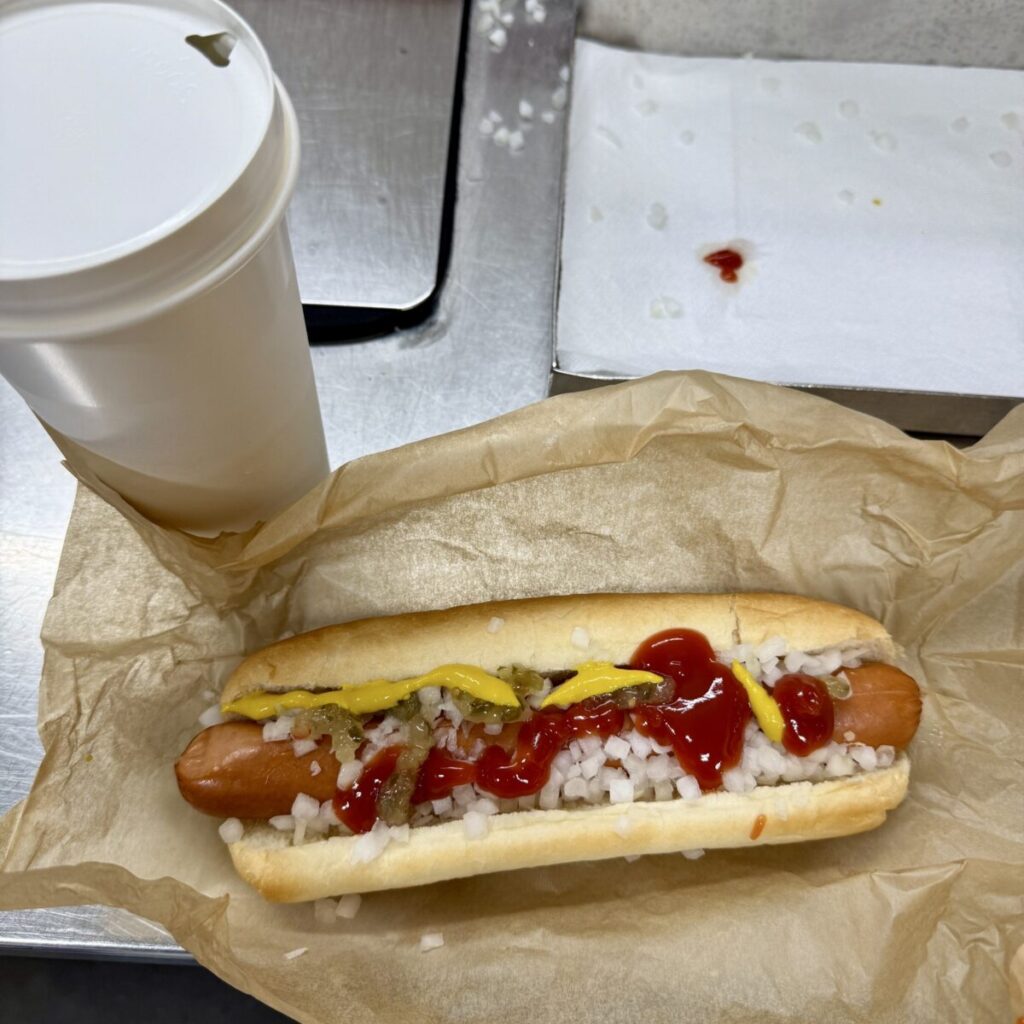 コストコのホットドッグにケチャップとマスタードとレニッシュとオニオンをかけたところを撮った画像