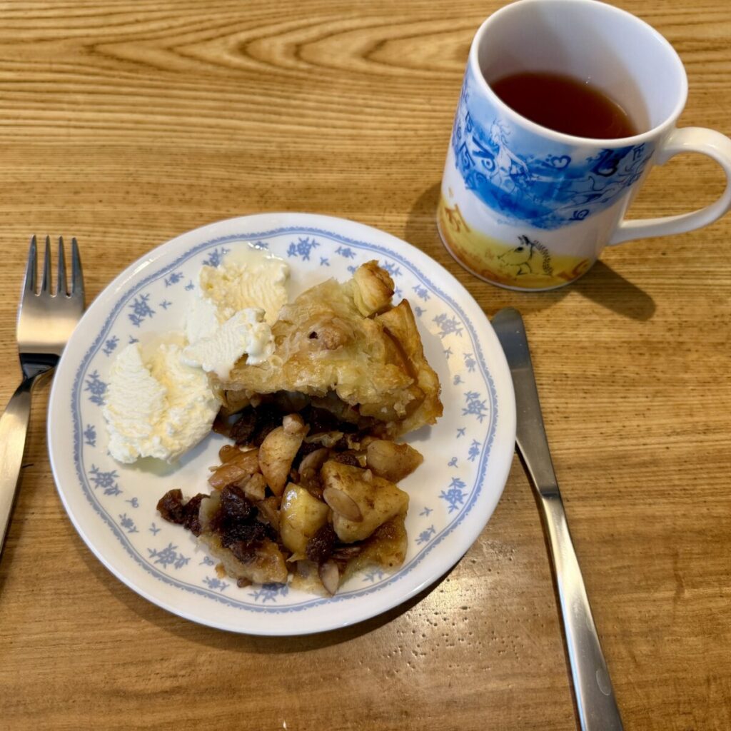 こるりんごで作ったアップルパイに北海道プレミアムアイスを添えたところを撮った画像