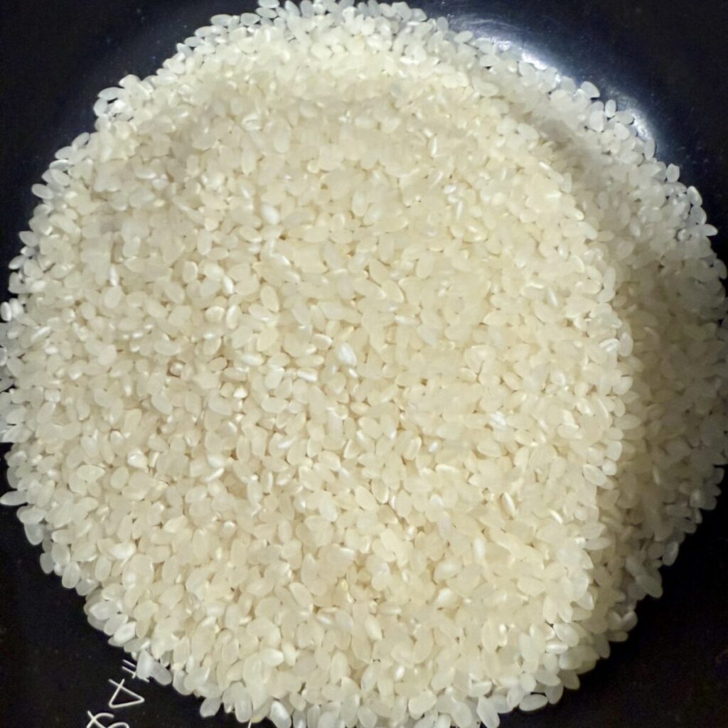 パールライスを開封して炊飯器の釜に入れたところを撮った画像
