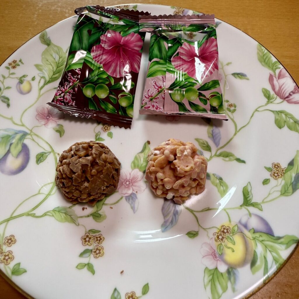 ハワイアンホースト マカダミアクランチ チョコ&ストロベリー 300gのパッケージ裏面が分かる画像