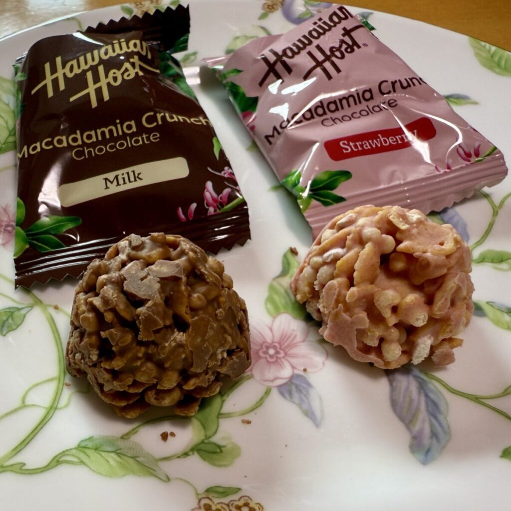 ハワイアンホースト マカダミアクランチ チョコ&ストロベリー 300gを開封してクランチチョコが分かる画像