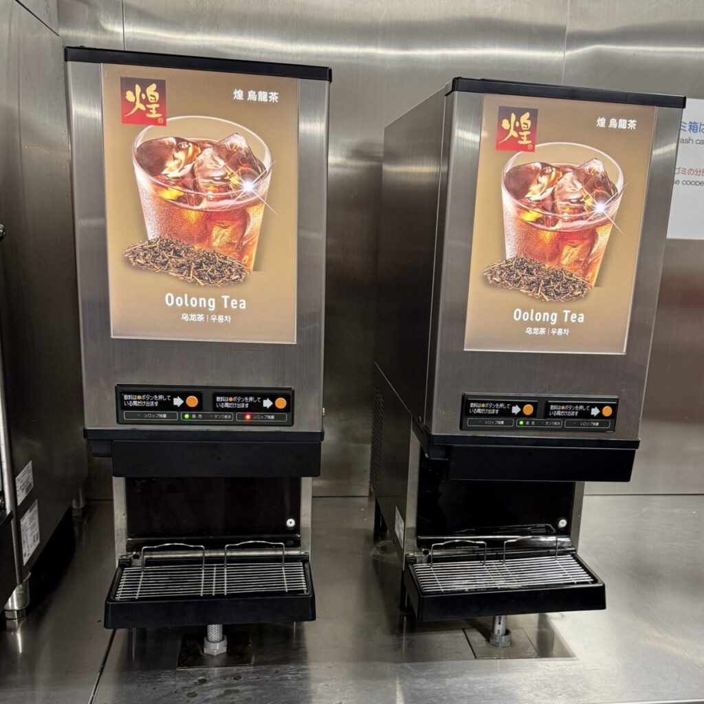 コストコのフードコートのソーダの烏龍茶の機械を撮った画像