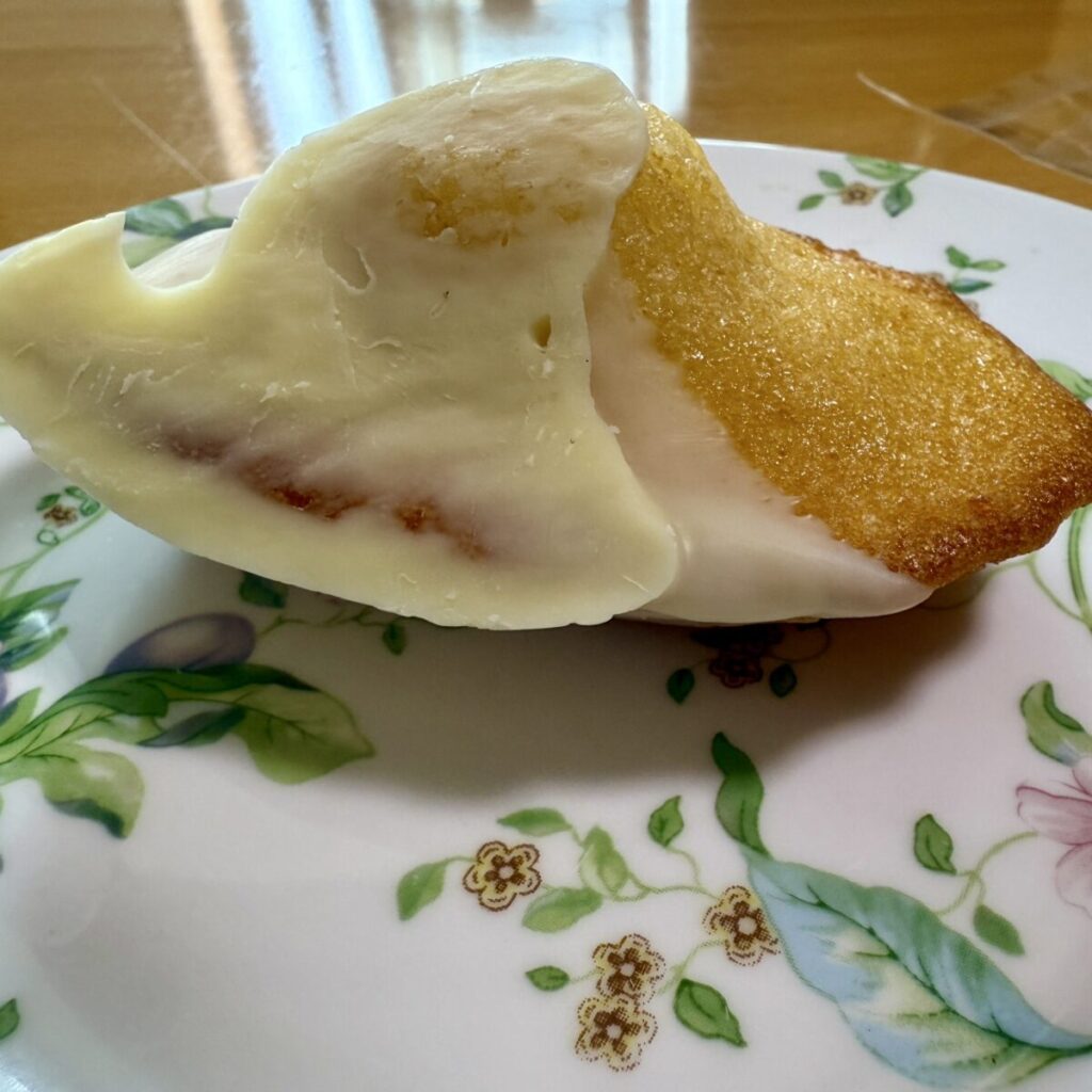 レモンマドレーヌの側面を撮った画像