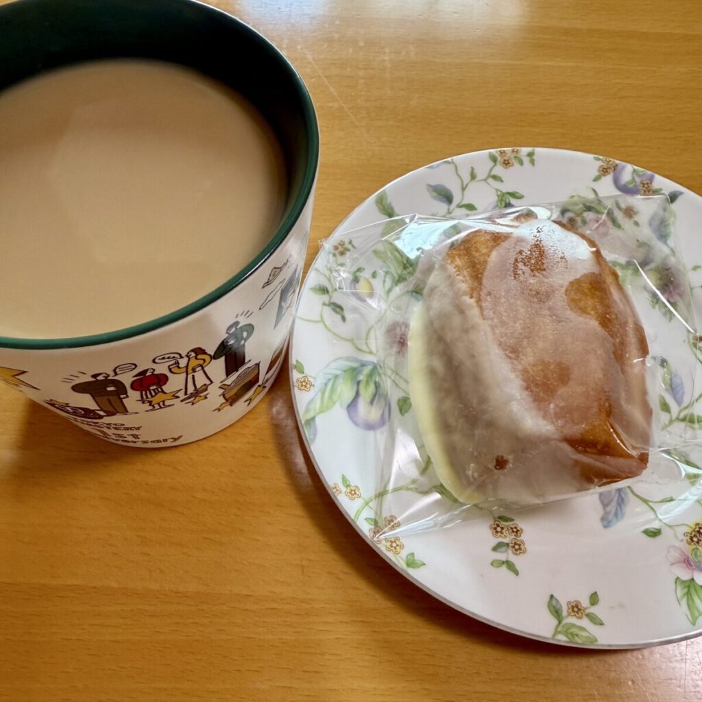 レモンマドレーヌをミルクコーヒーと一緒にいただいたときの画像
