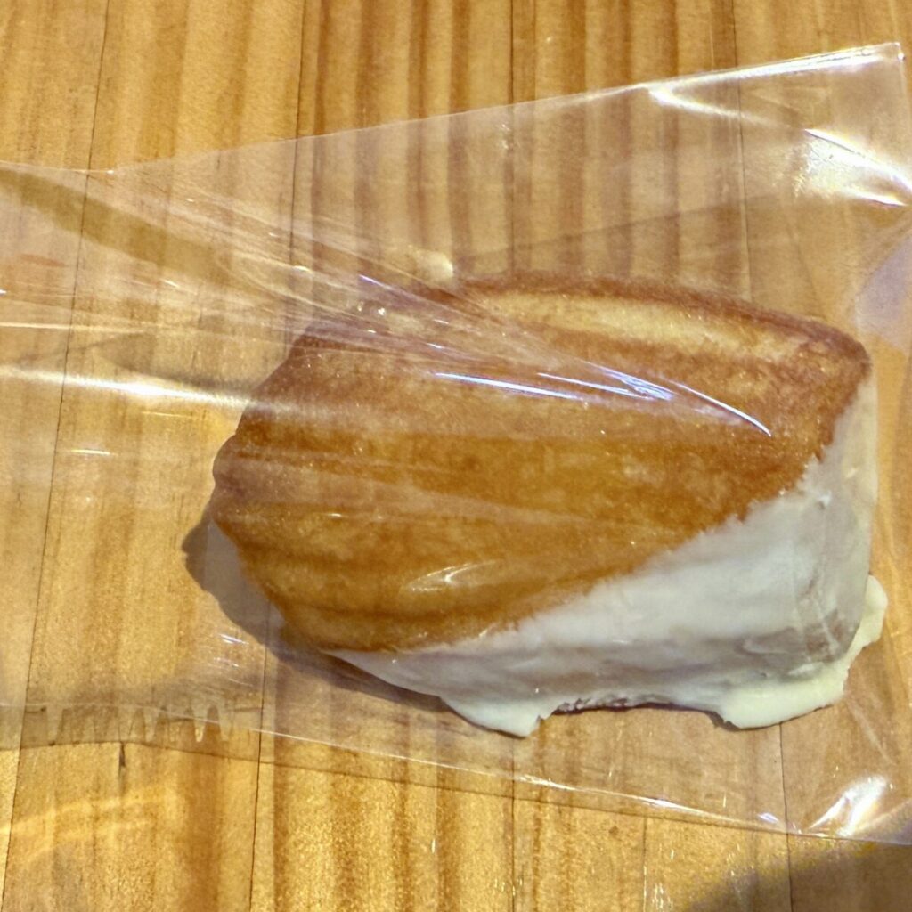 レモンマドレーヌを個包装したところを撮った画像