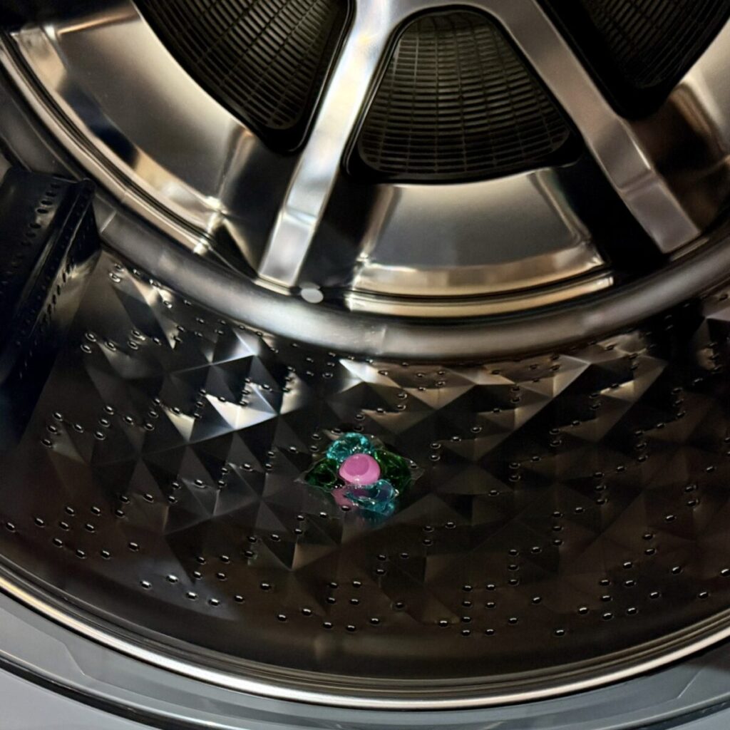 アフュームアモーレをドラム式洗濯乾燥機に入れたところを撮った画像