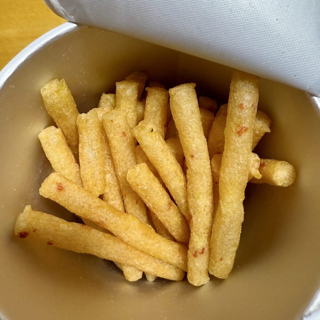 じゃがりこ梅味を開封したところを撮った画像
