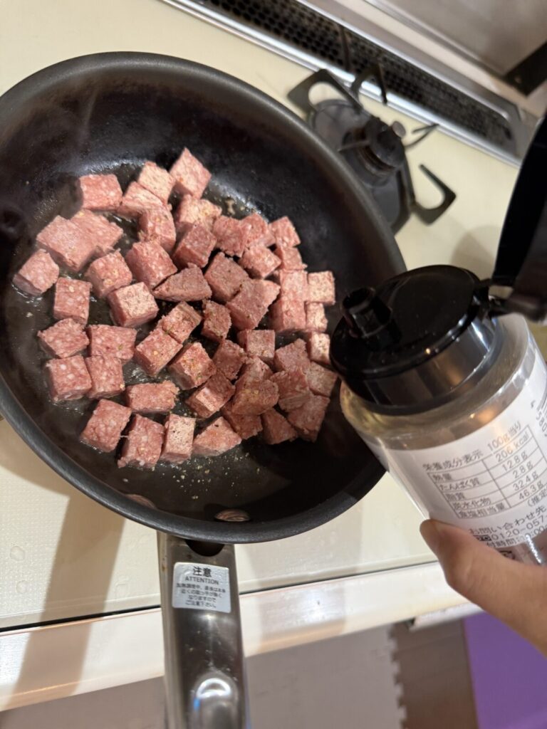 コストコのビーフパティをフライパンで焼いて「ほりにし」をかけたときの画像