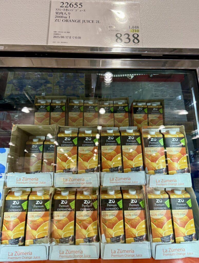 ZUオレンジジュースがコストコ店内に陳列されている画像