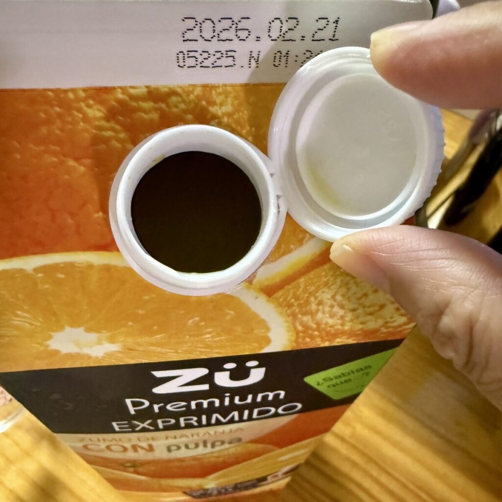 ZUオレンジジュースを開封したところを撮った画像