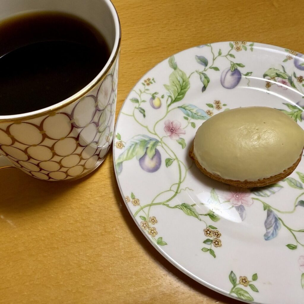 コーヒーをブラックでいただくところを撮った画像